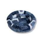 NapZZZ bontmand, in het patroon mix blok/lapjesdeken blauw, gecombineerd met wit, enkele mand vooraanzicht, Klein formaat hondenmand. Stevige schuimrubberen kern met uitneembare hoes. Hoes is wasbaar. Verkrijgbaar van 40 tot wel 120cm. Geschikt van kitten tot zeer grote honden.