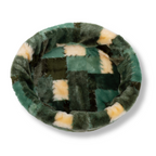 NapZZZ bontmand mixblok groen bovenaanzicht van het product. Stevige schuimrubberen kern met uitneembare hoes met plaid/lapjesdeken print in verschillende tinten groen en beige. Verkrijgbaar van 40 tot wel 120 cm. Voor kitten tot zeer grote honden.