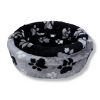 NapZZZ bontmand in de print grote poot zwarte en een grijze kleur bontmand. Deze mand is verkrijgbaar van 40cm tot wel 120cm. Dus geschikt van kitten tot zeer grote honden. Stevige schuimrubberen kern met een uitneembare hoes. Hoes is wasbaar op max. 30 graden.