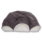 Bovenaanzicht van de NapZZZ Speeltunnel Cosy met zicht op het ronde slaapgedeelte in het midden en beide tunnelopeningen die rondom doorheen te kruipen is.