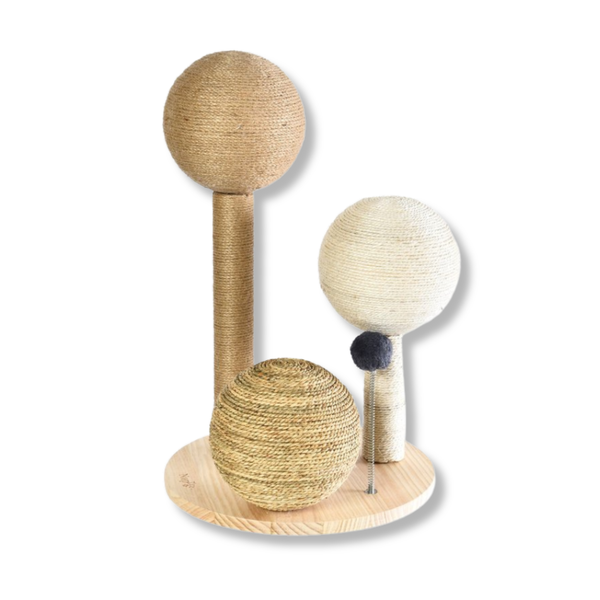 Krabpaal van hout en sisal, 3 bollen van sisal, twee verhoogd en één op de houten ondergrond, ook nog een mini bol op een veer voor speelplezier 