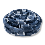 NapZZZ bontmand, in het patroon mix blok/lapjesdeken blauw, gecombineerd met wit,5 maten in elkaar gestapeld, vooraanzicht. Stevige schuimrubberen kern met uitneembare hoes. Hoes is wasbaar. Verkrijgbaar van 40 tot wel 120cm. Geschikt van kitten tot zeer grote honden.