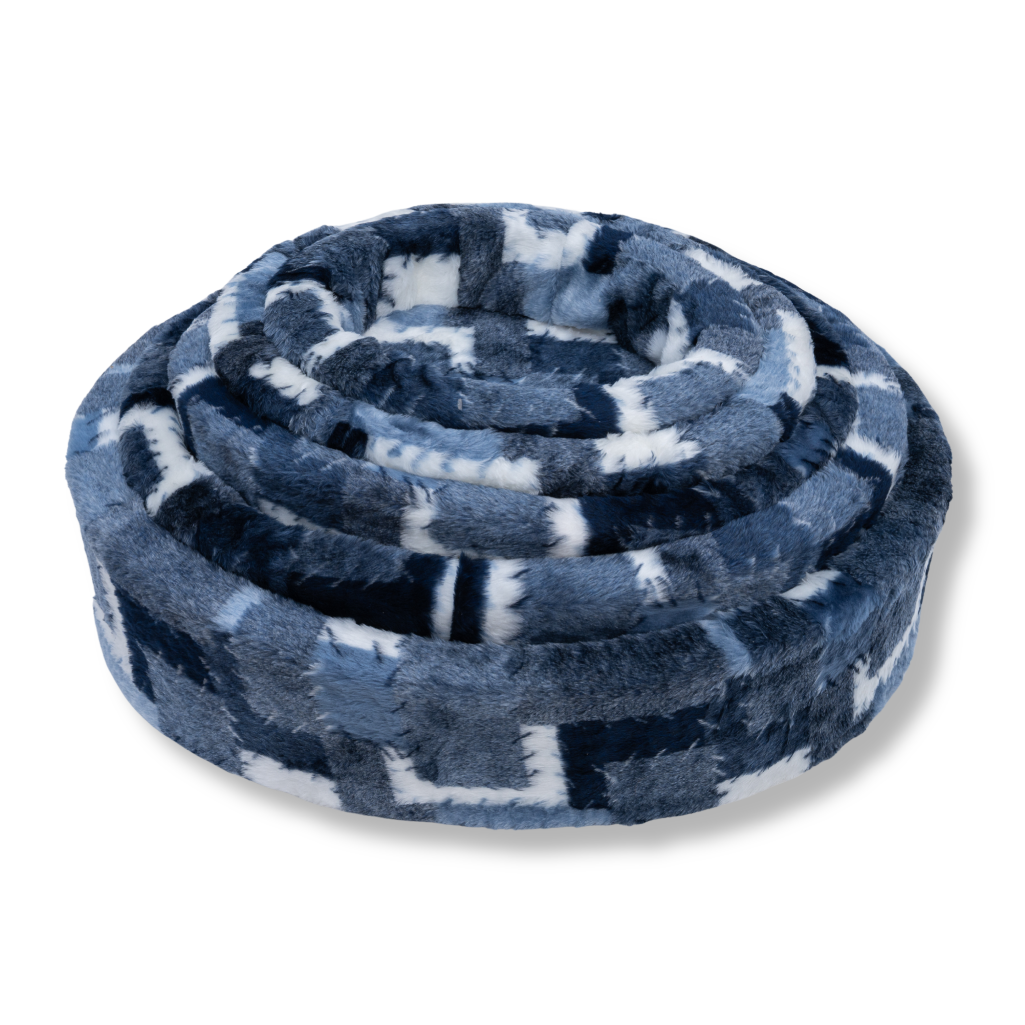 NapZZZ bontmand, in het patroon mix blok/lapjesdeken blauw, gecombineerd met wit,5 maten in elkaar gestapeld, vooraanzicht. Stevige schuimrubberen kern met uitneembare hoes. Hoes is wasbaar. Verkrijgbaar van 40 tot wel 120cm. Geschikt van kitten tot zeer grote honden.