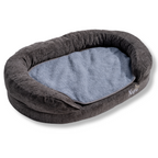 Zijkant van grijze NapZZZ ovale hondensofa – luxe hondenmand voor grote honden met stevige opstaande rand, grijze meubelstof en afneembare, wasbare hoes met ritssluiting.