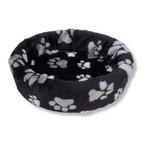 Napzzz ovale bontmand met pootprint in de kleur zwart, grijs en wit. Bevat stevige schuimrubberen kern en zacht imitatiebont pluche hoes. Hoes is eventueel wasbaar op lage temperatuur. 