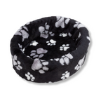 Napzzz ovale bontmand met pootprint in de kleur zwart, grijs en wit. Bevat stevige schuimrubberen kern en zacht imitatiebont pluche hoes. Hoes is eventueel wasbaar op lage temperatuur. 