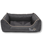 Napzzz divan waterproof antraciet in vooraanzicht. Stevige hondenmand van oxford materiaal dat waterafstotend is. De randen zijn zeer stevig gevuld met schuimvlokken voor extra steun en comfort. Uitneembare liggedeelte met schuimrubber matras. De mand is geheel voorzien van ritssluiting aan de binnenkant. Mooi afgewerkt en voorzien van napzzz logo. Verkrijgbaar in meerdere maten. 