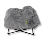 Napzzz stoel fuzzle met kussen in zijaanzicht op witte achtergrond. Geschikt voor kat en kleinere honden. Metalen inklapaar frame met antislip punten en afneembaar langharig pluche ligkussen met extra hoofdkussentje.