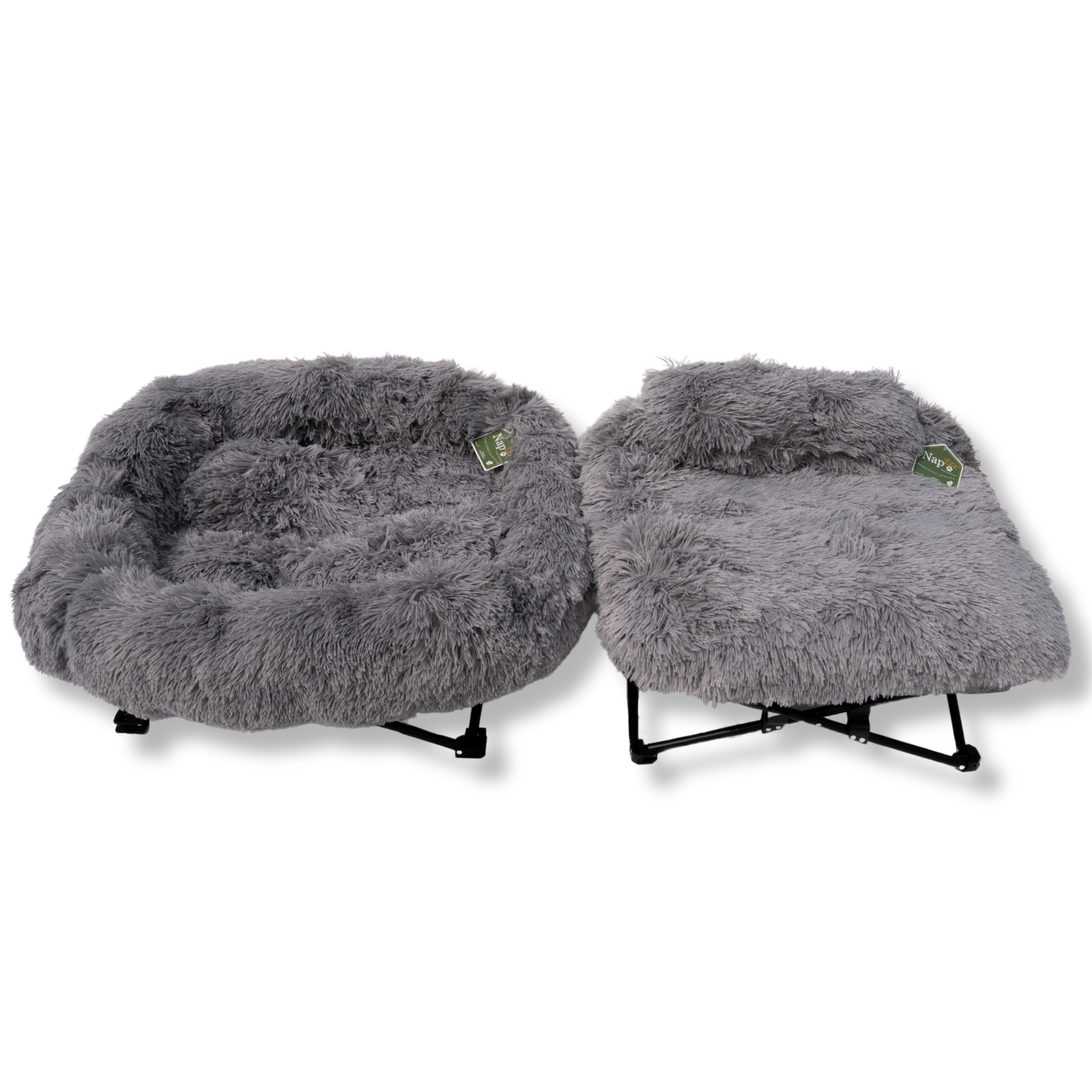Napzzz stoel fuzzle met kussen en ligstoel fuzzle zonder kussen in vooraanzicht op witte achtergrond. Geschikt voor kat en kleinere honden. Metalen inklapaar frame met antislip punten en afneembaar langharig pluche ligkussen met extra hoofdkussentje.