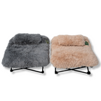 Napzzz stoel fuzzle met kussen in de kleur grijs en beige vooraanzicht op witte achtergrond. Geschikt voor kat en kleinere honden. Metalen inklapaar frame met antislip punten en afneembaar langharig pluche ligkussen met extra hoofdkussentje.