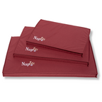 Napzzz benchmatras bordeaux rood in vooraanzicht in meedere maten. Gemaakt van waterafstotende stof genaamd oxford. Stevige schuimrubberen matras met een oxford hoes voorzien van ritssluiting. Mooi afgewerkt, stevig, comfortabel matras voor in benches. Met geborduurde napzzz logo als leuk detail