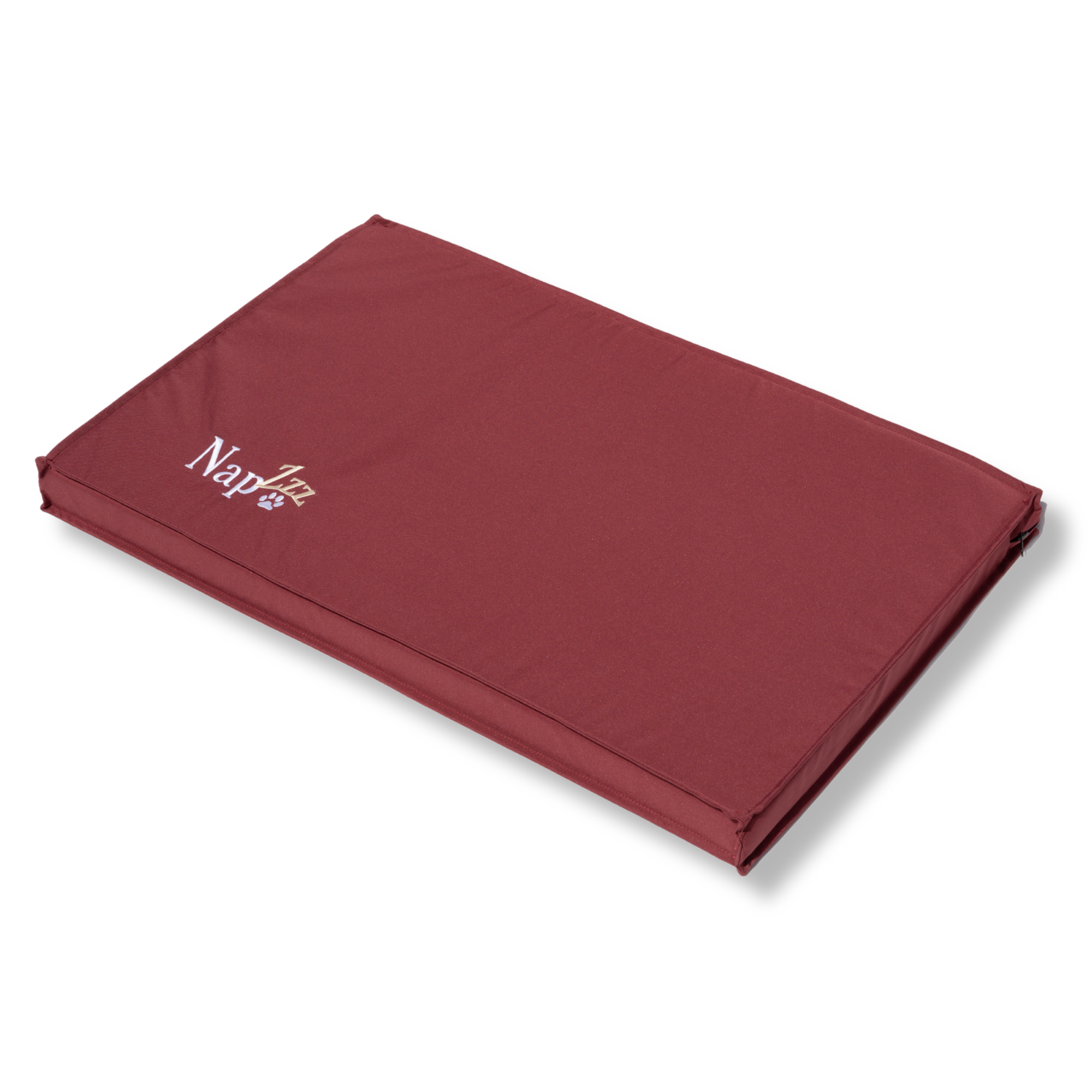 Napzzz benchmatras bordeaux rood in vooraanzicht. Gemaakt van waterafstotende stof genaamd oxford. Stevige schuimrubberen matras met een oxford hoes voorzien van ritssluiting. Mooi afgewerkt, stevig, comfortabel matras voor in benches. Met geborduurde napzzz logo als leuk detail.