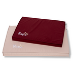 Napzzz benchmatras bordeaux rood en beige creme in vooraanzicht. Gemaakt van waterafstotende stof genaamd oxford. Stevige schuimrubberen matras met een oxford hoes voorzien van ritssluiting. Mooi afgewerkt, stevig, comfortabel matras voor in benches. Met geborduurde napzzz logo als leuk detail