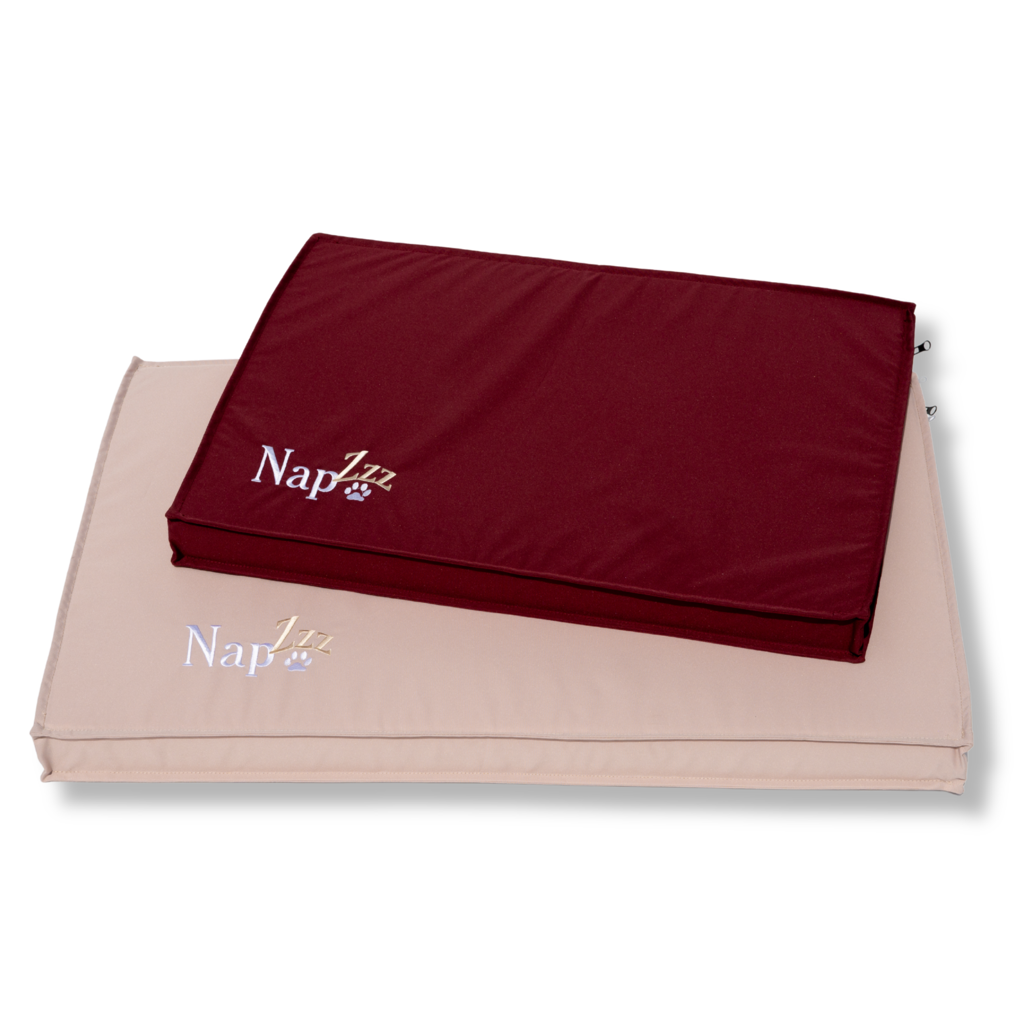 Napzzz benchmatras bordeaux rood en beige creme in vooraanzicht. Gemaakt van waterafstotende stof genaamd oxford. Stevige schuimrubberen matras met een oxford hoes voorzien van ritssluiting. Mooi afgewerkt, stevig, comfortabel matras voor in benches. Met geborduurde napzzz logo als leuk detail