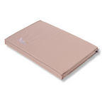 De NapZZZ Oxford Benchmat orthopedisch beige is een stevig en comfortabel matras, perfect voor gebruik in hondenbenches of direct op de vloer. Gemaakt van sterke, water- en vuilafstotende Oxford stof in de kleur beige, geschikt voor zowel binnen- als buitengebruik.
Met een dikte van 5 cm druk verlagend orthopedisch schuim biedt dit matras optimale ondersteuning aan het lichaam van je hond. Het schuim vormt zich naar de contouren van het lichaam en helpt zo drukpunten te verminderen