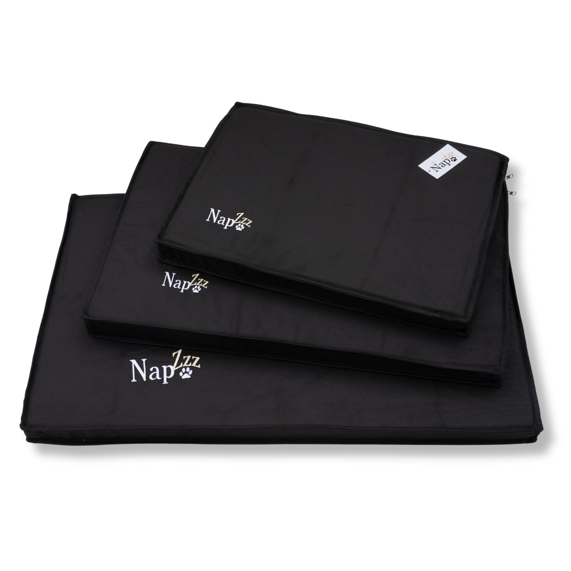 NapZZZ Oxford Benchmatras Zwart – Orthopedisch set van verschillende maten opgestapeld. Comfort voor Je Hond. De NapZZZ Oxford Benchmat is een stevig en comfortabel matras, perfect voor gebruik in hondenbenches of direct op de vloer. Gemaakt van sterke, water- en vuilafstotende Oxford stof in de kleur zwart, geschikt voor zowel binnen- als buitengebruik.
Met een dikte van 5 cm druk verlagend orthopedisch schuim biedt dit matras optimale ondersteuning aan het lichaam van je hond. 