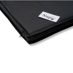  De NapZZZ Oxford Benchmat in detail van ritssluiting. Dit is een stevig en comfortabel matras, perfect voor gebruik in hondenbenches of direct op de vloer. Gemaakt van sterke, water- en vuilafstotende Oxford stof in de kleur antraciet, geschikt voor zowel binnen- als buitengebruik. Met een dikte van 5 cm drukverlagend orthopedisch schuim biedt dit matras optimale ondersteuning aan het lichaam van je hond. 