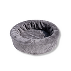 Vooraanzicht van kleine ovale NapZZZ bontmand grijs, zachte en comfortabele ligplek voor katten en kleine honden