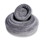 Ovale NapZZZ bontmanden in grijs, gestapeld in verschillende maten, zachte en comfortabele ligplek voor katten en honden