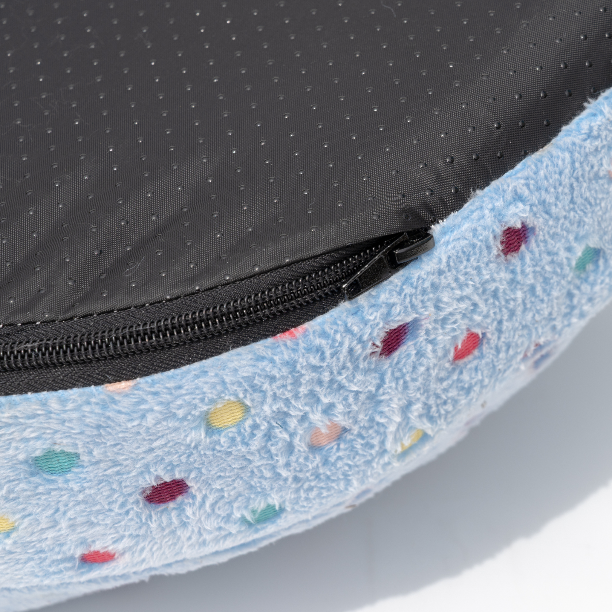 Onderkant van NapZZZ Cuddle Cave honden- en kattenmand, met antislip bodem en ritssluiting, veilige en handige mand