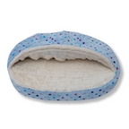 Vooraanzicht van NapZZZ Cuddle Cave honden- en kattenmand in blauw Dotz patroon, zachte en knusse ligplek