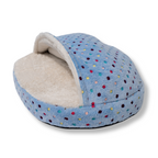 Zijaanzicht van NapZZZ Cuddle Cave hondenmand in blauw Dotz patroon, zachte en knusse ligplek voor katten en honden