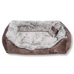 Napzzz hondenmand divan eco fluffy bruin in vooraanzicht op witte achtergrond. Onze eco-stof is gemaakt van gerecyclede materialen. Zeer stevig gevuld met schuimvlok en ligmatras. Voorzien van afneembaar klein kussentje. Zacht pluche binnenzijde en ligmatras is omkeerbaar van bruin en langharig pluche om ander uiterlijk te geven. In diverse maten