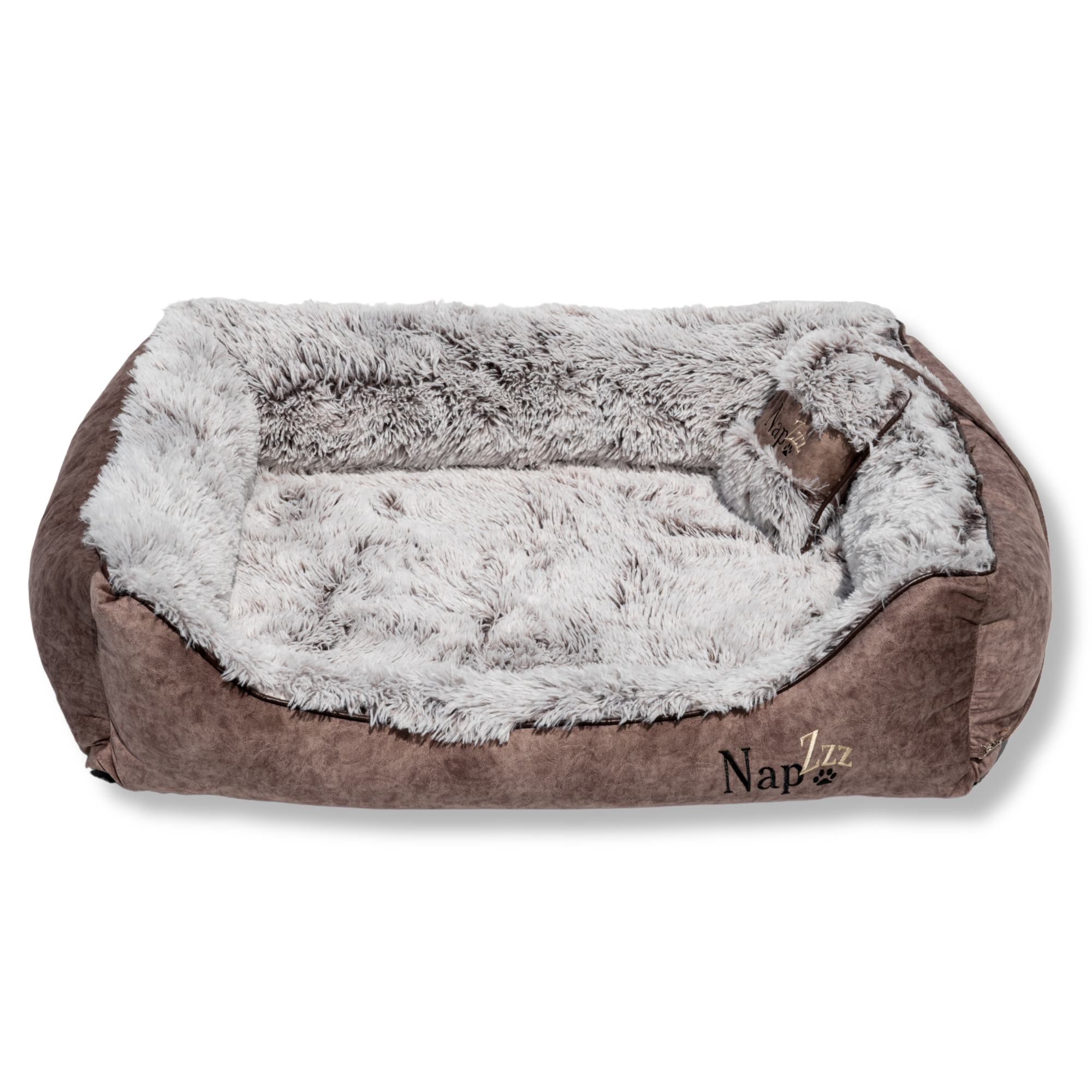 Napzzz hondenmand divan eco fluffy bruin in vooraanzicht op witte achtergrond. Onze eco-stof is gemaakt van gerecyclede materialen. Zeer stevig gevuld met schuimvlok en ligmatras. Voorzien van afneembaar klein kussentje. Zacht pluche binnenzijde en ligmatras is omkeerbaar van bruin en langharig pluche om ander uiterlijk te geven. In diverse maten