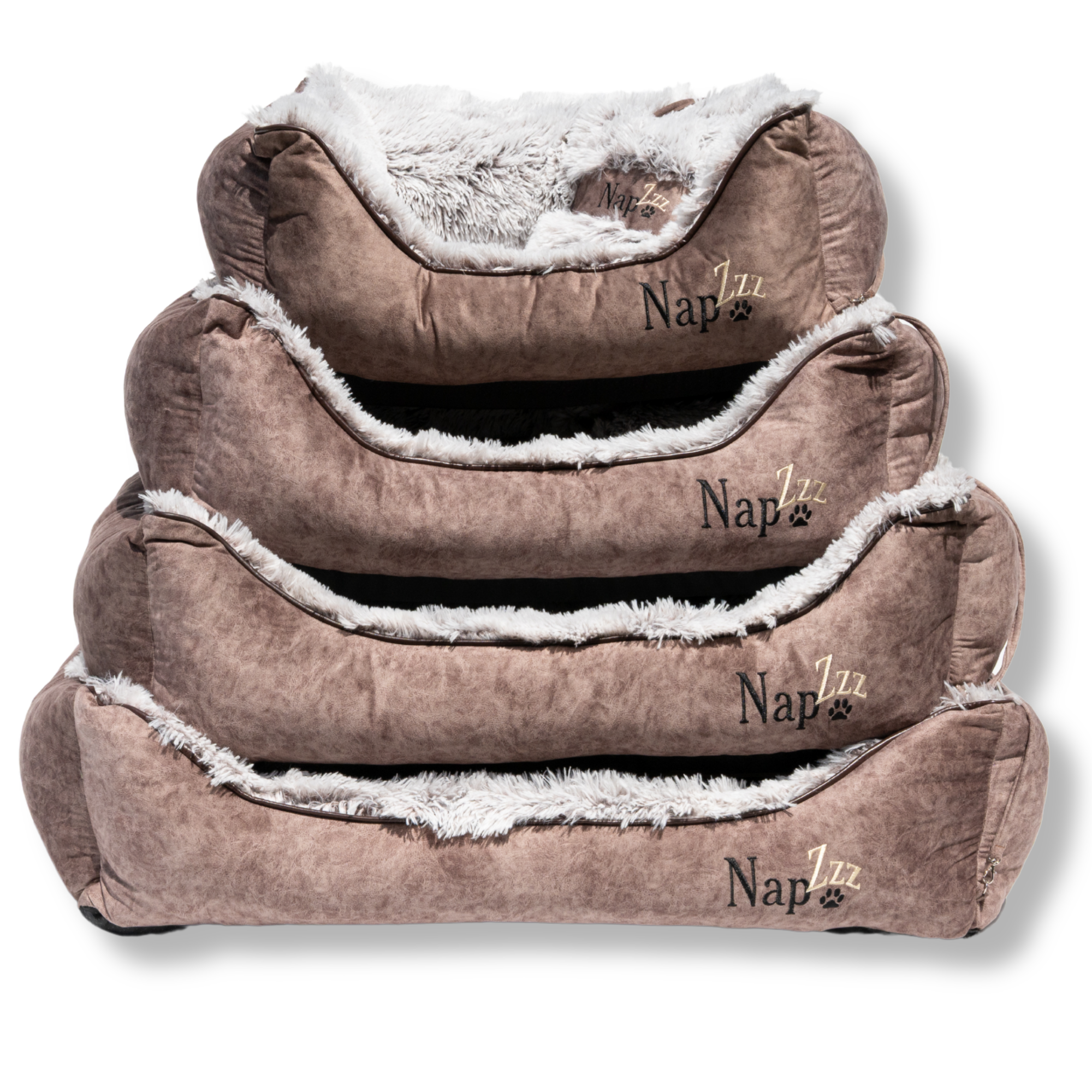 Napzzz hondenmand divan eco fluffy bruin in verschillende maten op elkaar gestapeld in vooraanzicht op witte achtergrond. Onze eco-stof is gemaakt van gerecyclede materialen. Zeer stevig gevuld met schuimvlok en ligmatras. Voorzien van afneembaar klein kussentje. Zacht pluche binnenzijde en ligmatras is omkeerbaar van bruin en langharig pluche om ander uiterlijk te geven. In diverse maten