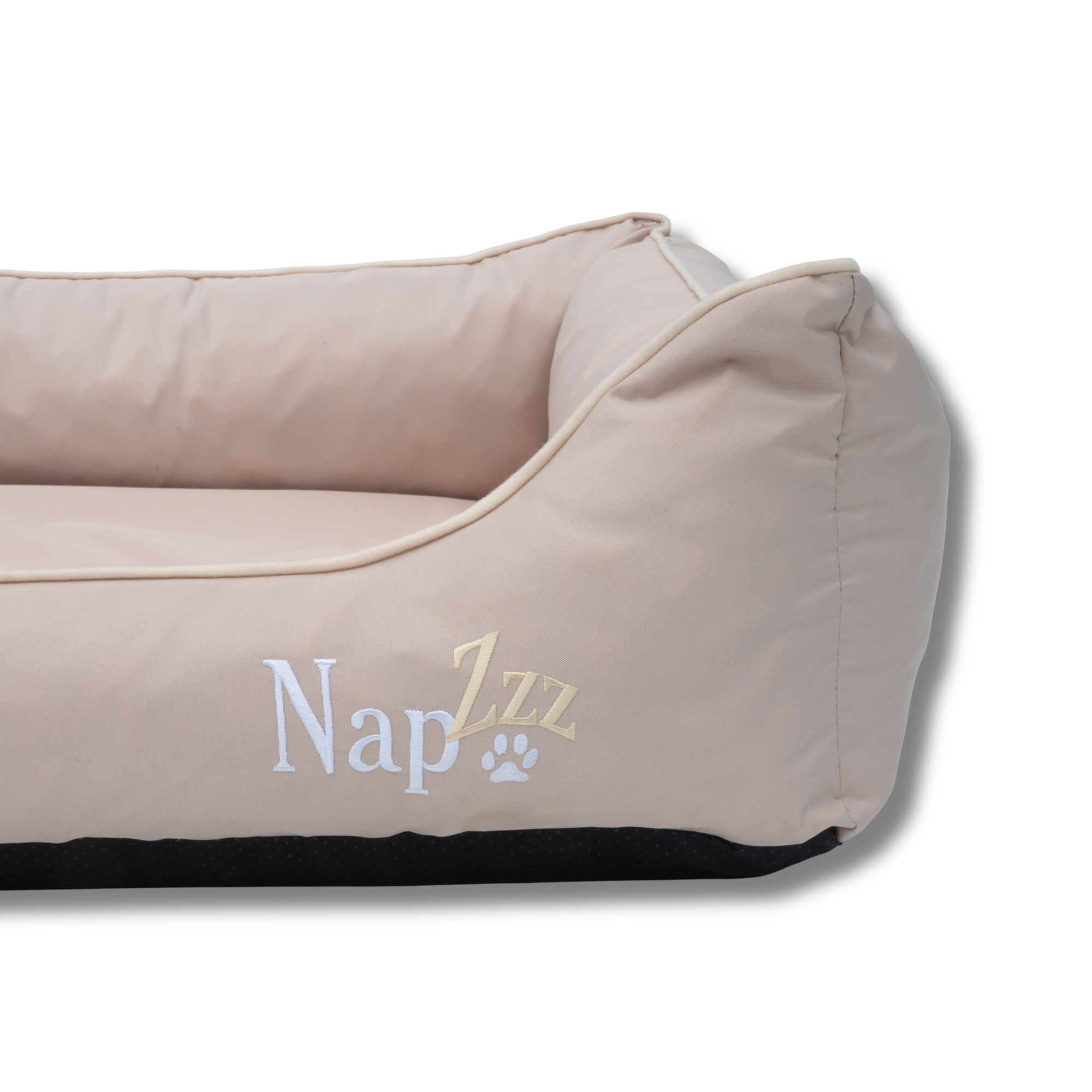Close-up van de NapZZZ divan in beige, gemaakt van stevig oxford materiaal – duurzame hondenmand met wasbare bekleding en strakke afwerking.