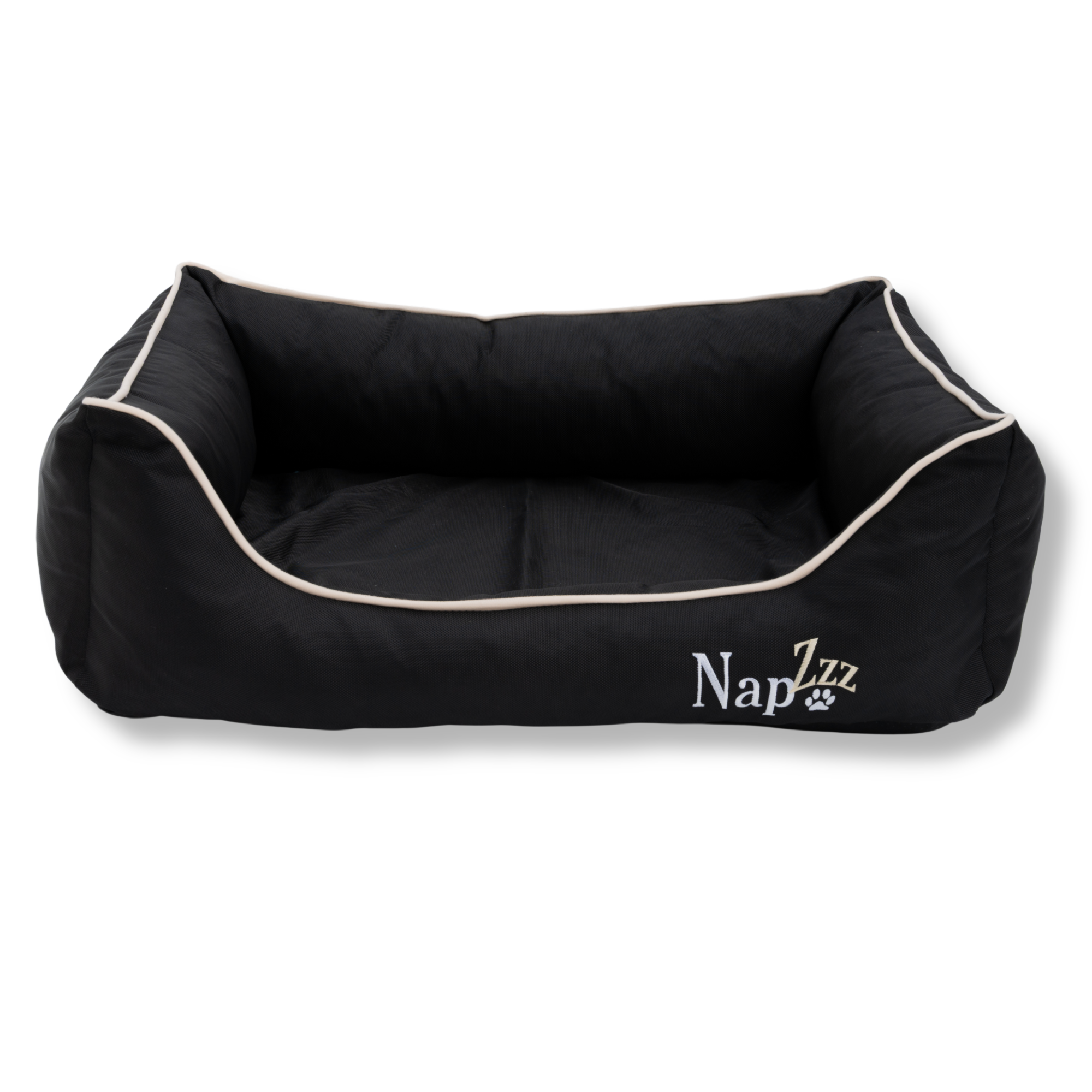 Napzzz divan hondenmand in zwart in vooraanzicht. Mand is zeer stevig gevuld in de opstaande randen en voorzien van een uitneembaar ligkussen met schuimrubber matras als vulling. Mand en ligkussen zijn beide voorzien van ritssluiting. De randen zijn verhoogd en voorzien van aparte binnenhoezen, zodat de buitenhoes eventueel gewassen of gelucht kan worden. De stof is oxford dus waterafstotend en is mooi afgewerkt en geborduurde Napzzz logo. Luxe en comfortabel en in meerder maten verkrijgbaar