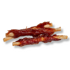 Inhoud van Napzzz hondensnacks collageen sticks omhuld met eend los op elkaar gestapeld, gezonde kauwsnack voor honden