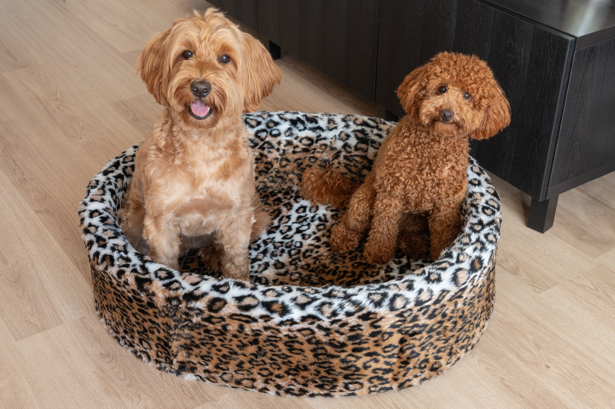 NapZZZ ovale honden- en kattenmand van imitatiebont, jaguarprint in beige en wit, zachte wasbare hoes