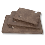 Napzzz honden benchkussen lederlook in verschillende maten op elkaar gestapeld. Luxe zachte stof voorzien van schuimrubber matras en voorzien van ritssluiting en napzzz logo. In verschillende maten verkrijgbaar geschikt voor hondenbenches/draadkooien