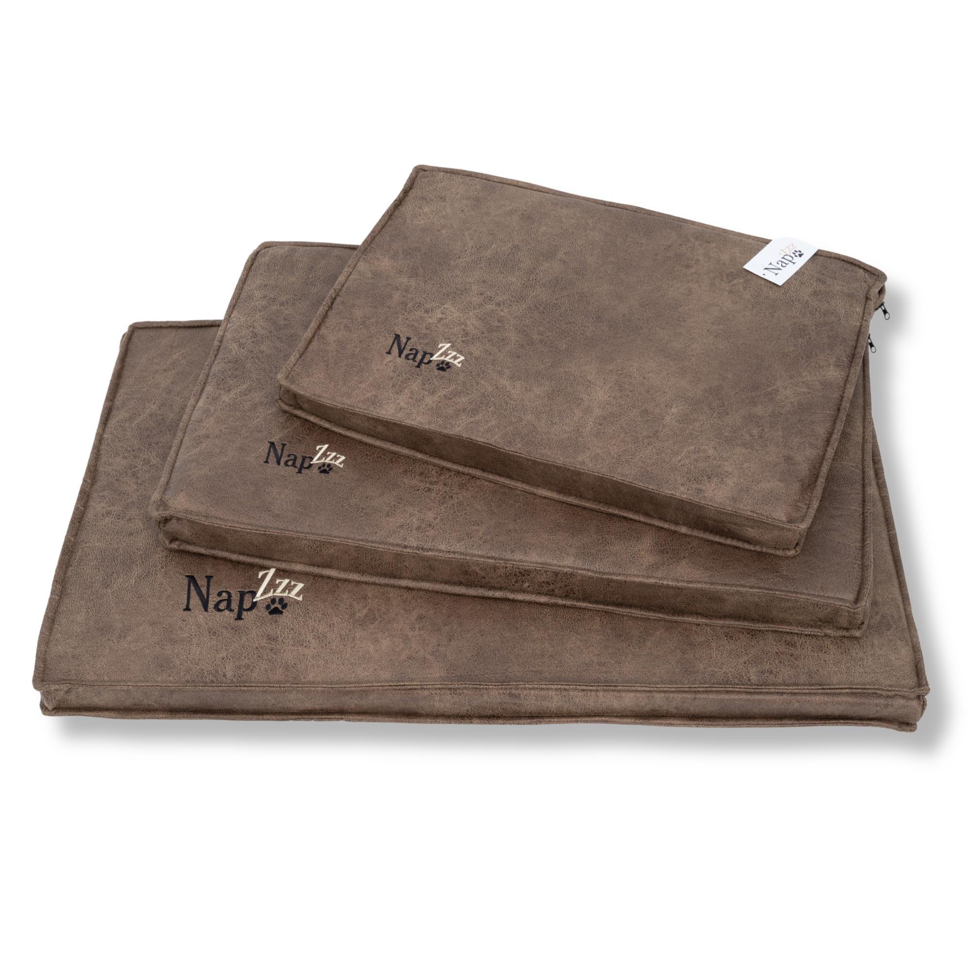 Napzzz honden benchkussen lederlook in verschillende maten op elkaar gestapeld. Luxe zachte stof voorzien van schuimrubber matras en voorzien van ritssluiting en napzzz logo. In verschillende maten verkrijgbaar geschikt voor hondenbenches/draadkooien