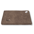  De NapZZZ Oxford Benchmatras is een stevig en comfortabel matras, perfect voor gebruik in hondenbenches of direct op de vloer. Gemaakt van sterke, water- en vuilafstotende Oxford stof in de kleur bruin, geschikt voor zowel binnen- als buitengebruik. Met een dikte van 5 cm druk verlagend orthopedisch schuim biedt dit matras optimale ondersteuning aan het lichaam van je hond. 