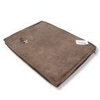 NapZZZ Benchmatras Lederlook – Orthopedisch schuin op de afbeelding. Comfort voor Je Hond. De NapZZZ Benchmatras Lederlook is een stevig en comfortabel matras, perfect voor gebruik in hondenbenches of direct op de vloer. Gemaakt van sterke, water- en vuilafstotende stof in de kleur bruin, geschikt voor zowel binnen- als buitengebruik. Met een dikte van 5 cm druk verlagend orthopedisch schuim biedt dit matras optimale ondersteuning aan het lichaam van je hond.