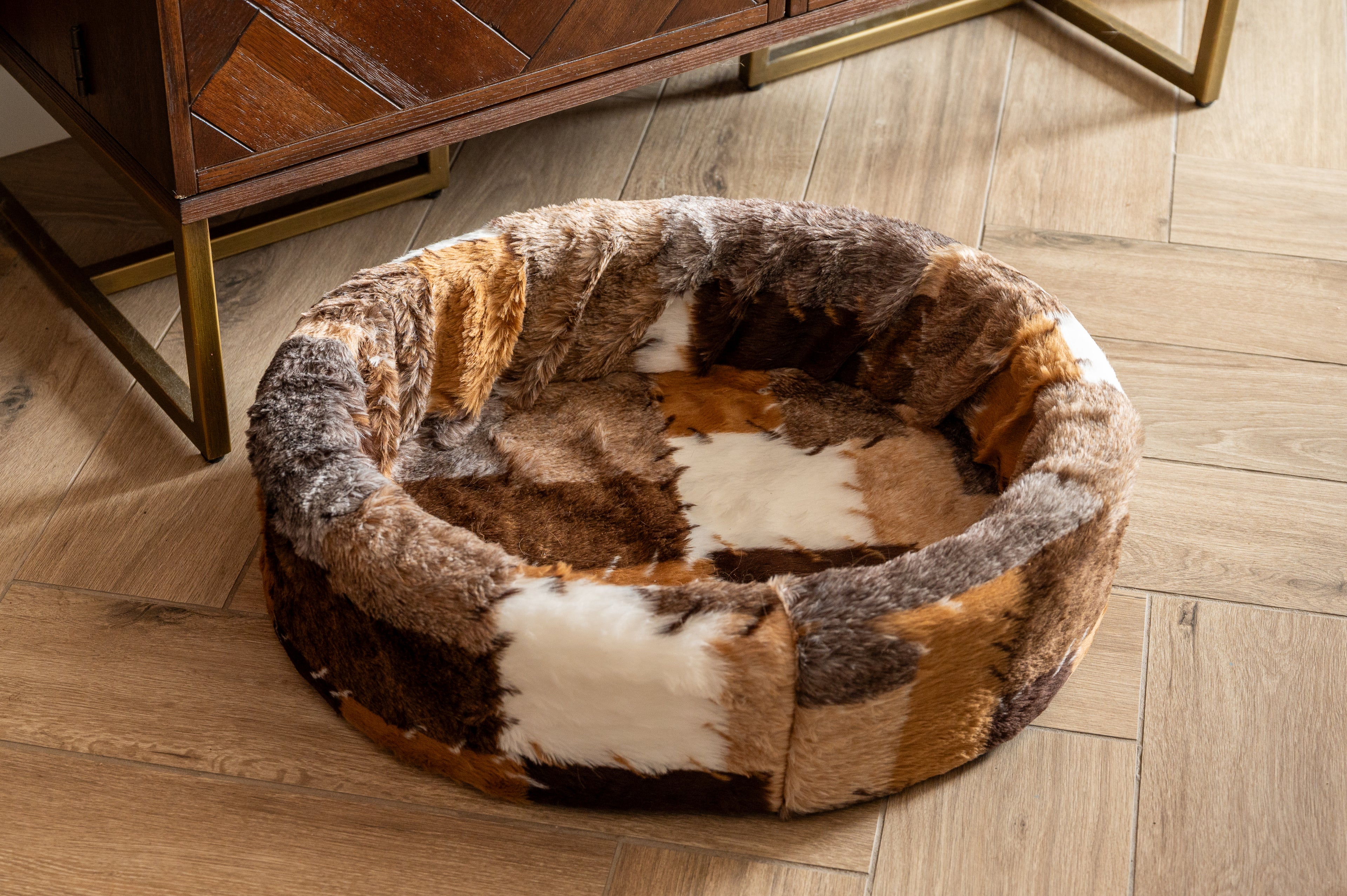 NapZZZ ovale honden- en kattenmand van imitatiebont, mixblok in bruintinten, zachte wasbare hoes