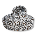 NapZZZ ovale honden- en kattenmand van imitatiebont, sneeuwluipaardprint in het wit, zachte wasbare hoes. Stevige schuimrubberen kern. Verkrijgbaar van 40 tot wel 120cm. Van kitten tot zeer grote honden beschikbaar. In leuke sneeuwluipaard dierenprint.