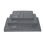  De NapZZZ Oxford Benchmat antraciet in verschillende maten gestapeld. Dit is een stevig en comfortabel matras, perfect voor gebruik in hondenbenches of direct op de vloer. Gemaakt van sterke, water- en vuilafstotende Oxford stof in de kleur antraciet, geschikt voor zowel binnen- als buitengebruik. Met een dikte van 5 cm drukverlagend orthopedisch schuim biedt dit matras optimale ondersteuning aan het lichaam van je hond. 