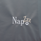 Napzzz benchmatras oxford antraciet in detail van stof en geborduurde napzzz logo.