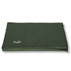  De NapZZZ Oxford Benchmat groen in vooraanzicht. Dit is een stevig en comfortabel matras, perfect voor gebruik in hondenbenches of direct op de vloer. Gemaakt van sterke, water- en vuilafstotende Oxford stof in de kleur donker groen, geschikt voor zowel binnen- als buitengebruik. Met een dikte van 5 cm druk verlagend orthopedisch schuim biedt dit matras optimale ondersteuning aan het lichaam van je hond. 