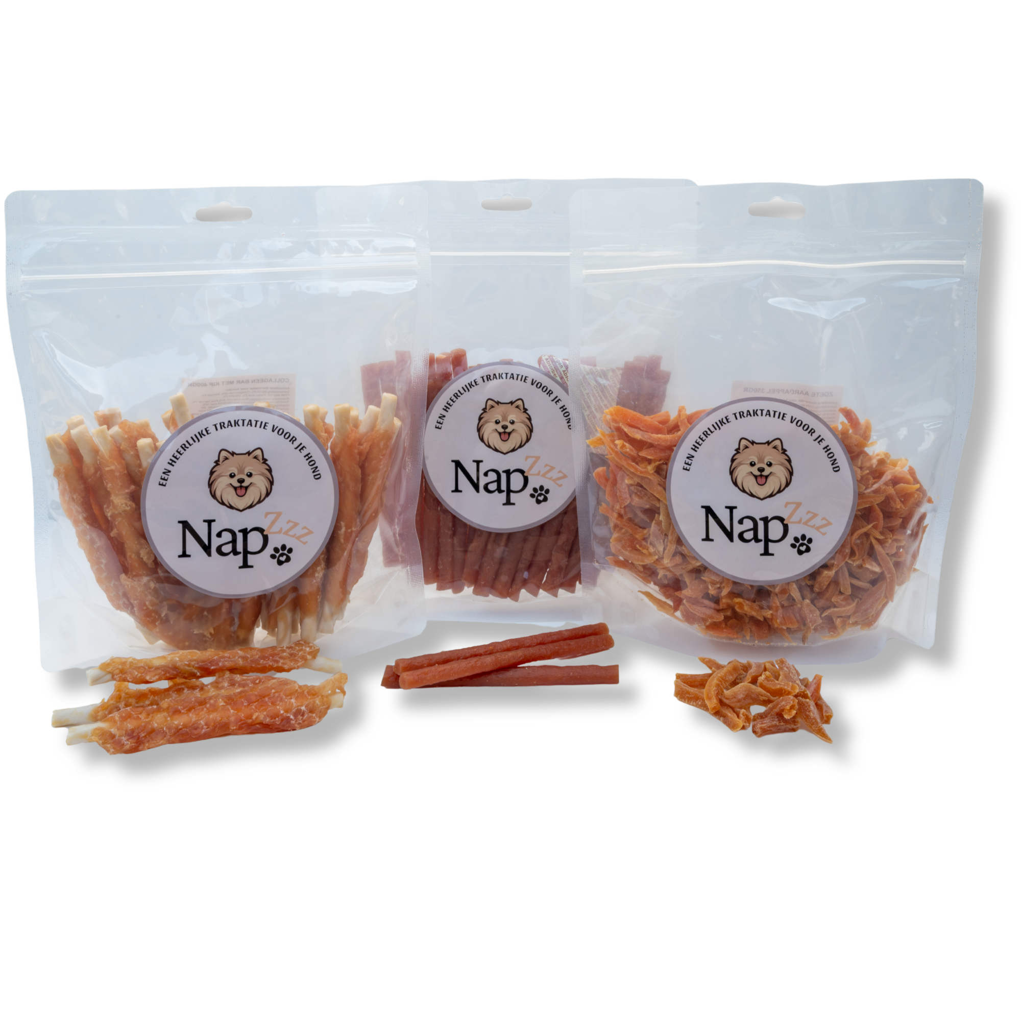 De Napzzz Mix Kip & Zoete Aardappel  in verpakking en voor de verpakking de losse snacks. Dit is een uitgebalanceerde voordeelverpakking met drie heerlijke en voedzame hondensnacks: de Collageen Bar met Kip, Kipstick en Zoete Aardappel Snack. 