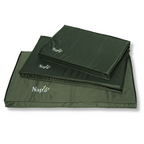  De NapZZZ Oxford Benchmat donkergroen in meerdere maten op elkaar gestapeld. Dit is een stevig en comfortabel matras, perfect voor gebruik in hondenbenches of direct op de vloer. Gemaakt van sterke, water- en vuilafstotende Oxford stof in de kleur donker groen, geschikt voor zowel binnen- als buitengebruik. Met een dikte van 5 cm druk verlagend orthopedisch schuim biedt dit matras optimale ondersteuning aan het lichaam van je hond. 