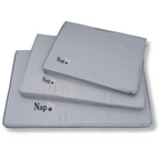  De NapZZZ Oxford Benchmat orthopedisch is een stevig en comfortabel matras, perfect voor gebruik in hondenbenches of direct op de vloer. Gemaakt van sterke, water- en vuilafstotende Oxford stof in de kleur grijs, geschikt voor zowel binnen- als buitengebruik.
Met een dikte van 5 cm druk verlagend orthopedisch schuim biedt dit matras optimale ondersteuning aan het lichaam van je hond. Het schuim vormt zich naar de contouren van het lichaam en helpt zo drukpunten te verminderen. 