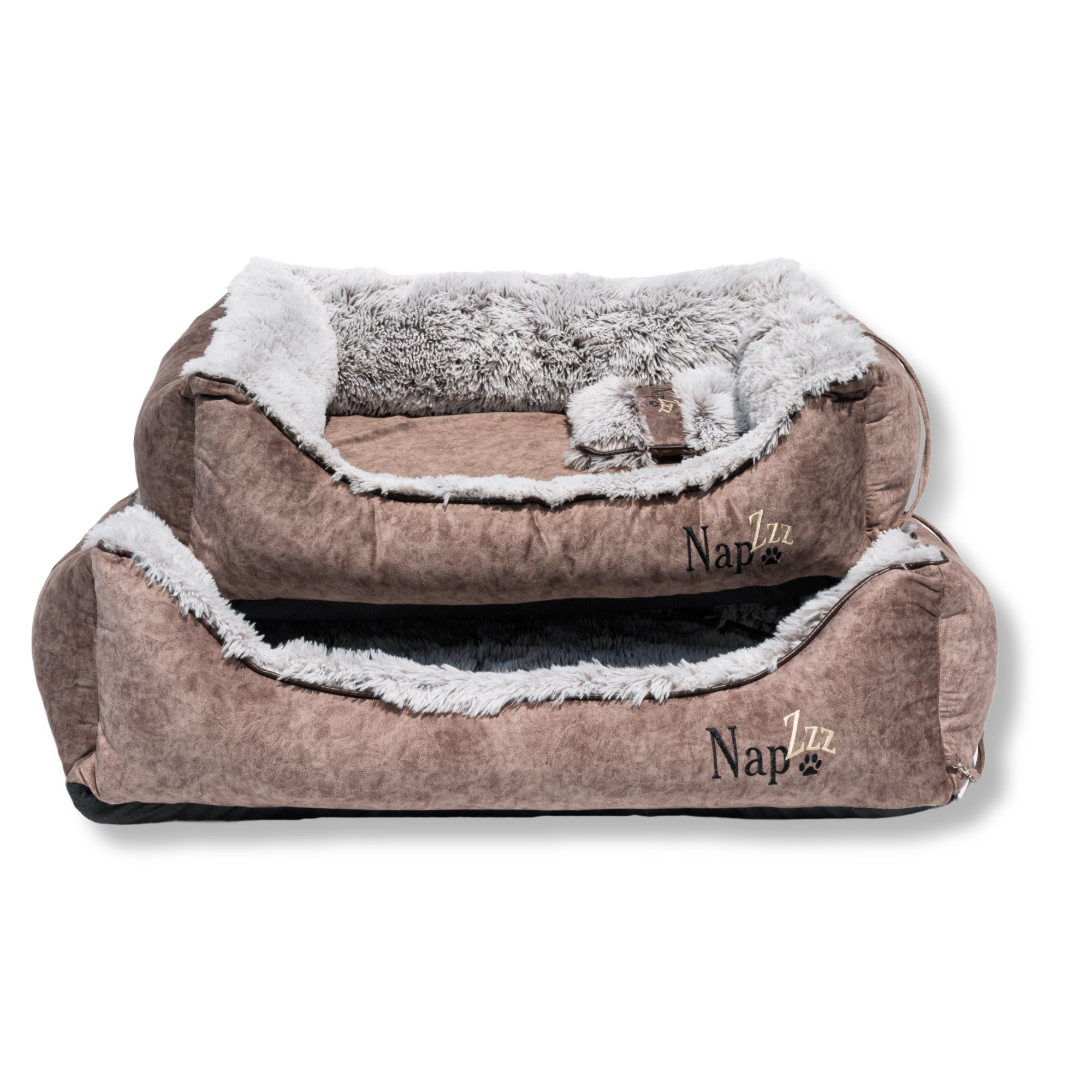 Napzzz hondenmand divan eco fluffy bruin in vooraanzicht opgestapeld in verschillende maten op witte achtergrond. Onze eco-stof is gemaakt van gerecyclede materialen. Zeer stevig gevuld met schuimvlok en ligmatras. Voorzien van afneembaar klein kussentje. Zacht pluche binnenzijde en ligmatras is omkeerbaar van bruin en langharig pluche om ander uiterlijk te geven. In diverse maten