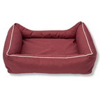 Napzzz hondenmand divan waterafstotend oxford in achter aanzicht op witte achtergrond. Luxe zeer stevig gevulde hondenmand. Gevuld met schuimvlok en schuimrubber ligmatras. Ligmatras uitneembaar en mand is geheel voorzien van ritssluiting. Mooi afgewerkt en in diverse maten en kleuren verkrijgbaar