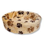 Napzzz ovale bontmand met pootprint in de kleur beige in zijaanzicht. Bevat stevige schuimrubberen kern en zacht imitatiebont pluche hoes. Hoes is eventueel uitneembaar en wasbaar op lage temperatuur. Verkrijgbaar van 40 tot wel 120cm.