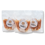 Napzzz Collageen Bar Kip – 3x400g – Hondensnack in doorzichtige verpakking met napzzz logo sticker. Een smakelijke collageen bar omhult met kip en voedzame snack voor iedere hond. De Napzzz Collageen bar met kip is een hoogwaardige hondensnack, geschikt voor alle honden vanaf 4 maanden. Deze bar bevat maar liefst 65,8% kip en is verrijkt met 22% collageen, wat bijdraagt aan de ondersteuning van gewrichten, huid en vacht.