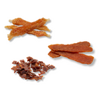 NapZZZ eiwitrijke hondensnacks in smaak kip los op elkaar gestapeld. De NapZZZ Mix Kip is een samengestelde voordeelverpakking met drie hoogwaardige hondensnacks: de Collageen Bar met Kip, Kip Jerky en Kip Trainers. Alle snacks zijn rijk aan eiwitten en zorgvuldig samengesteld voor honden vanaf 4 maanden. 